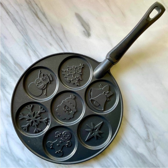 Nordic Ware•Christmas Silver Dollar Pancake Pan•Nonstick Surface•7-Shapes/Batch - Picture 3 of 15